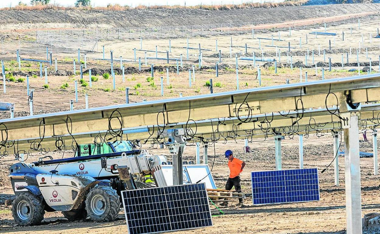 Vista del parque solar de Ekian, en Arasur.