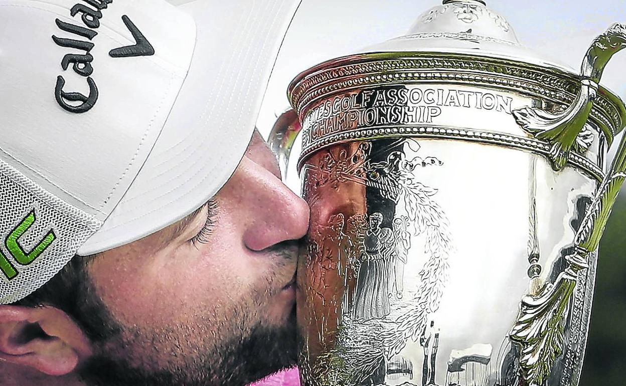 Histórico. Rahm besa el trofeo del US Open, su primer triunfo en un 'Major'. 