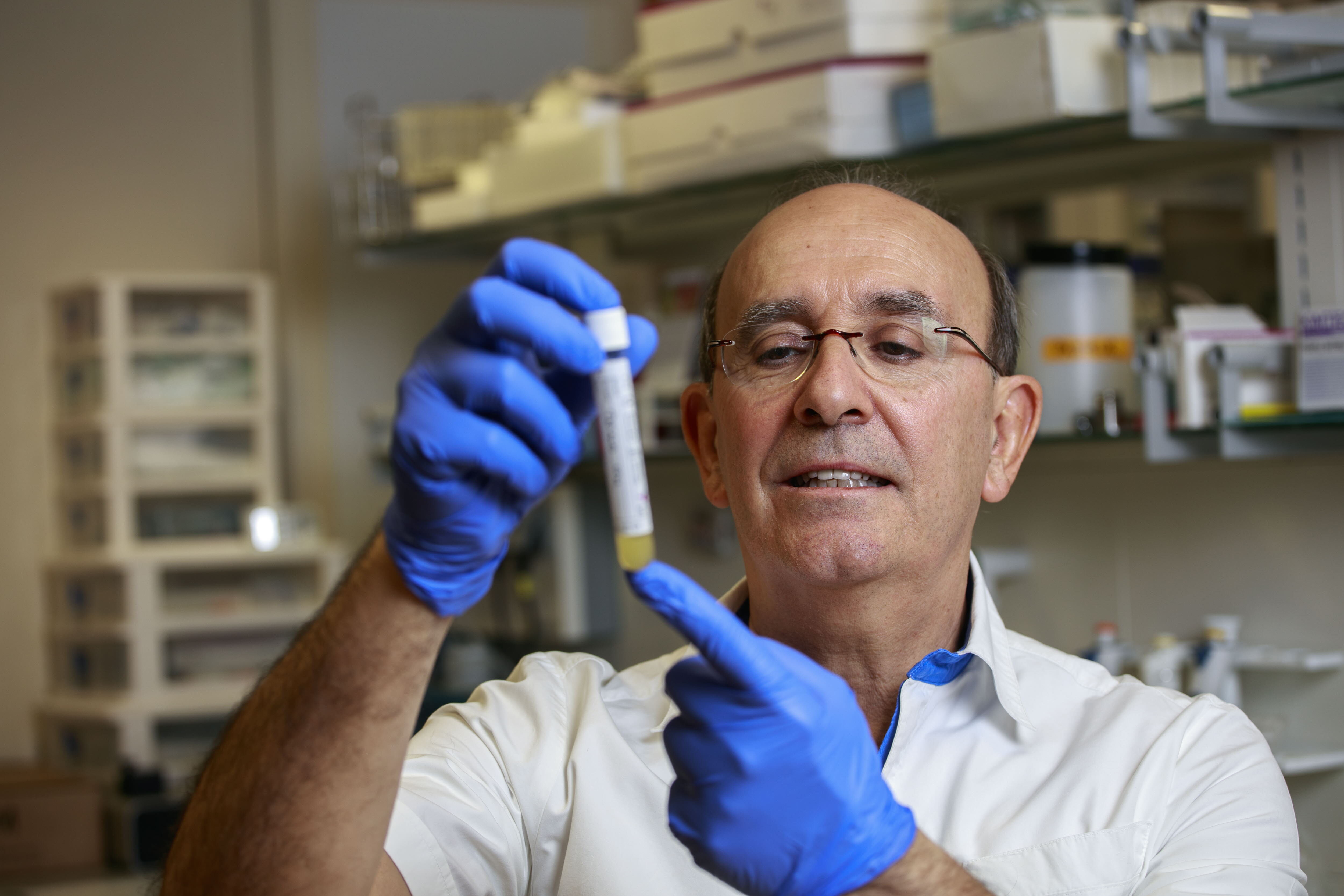 Eduardo Anitua, en el laboratorio de BTI. 