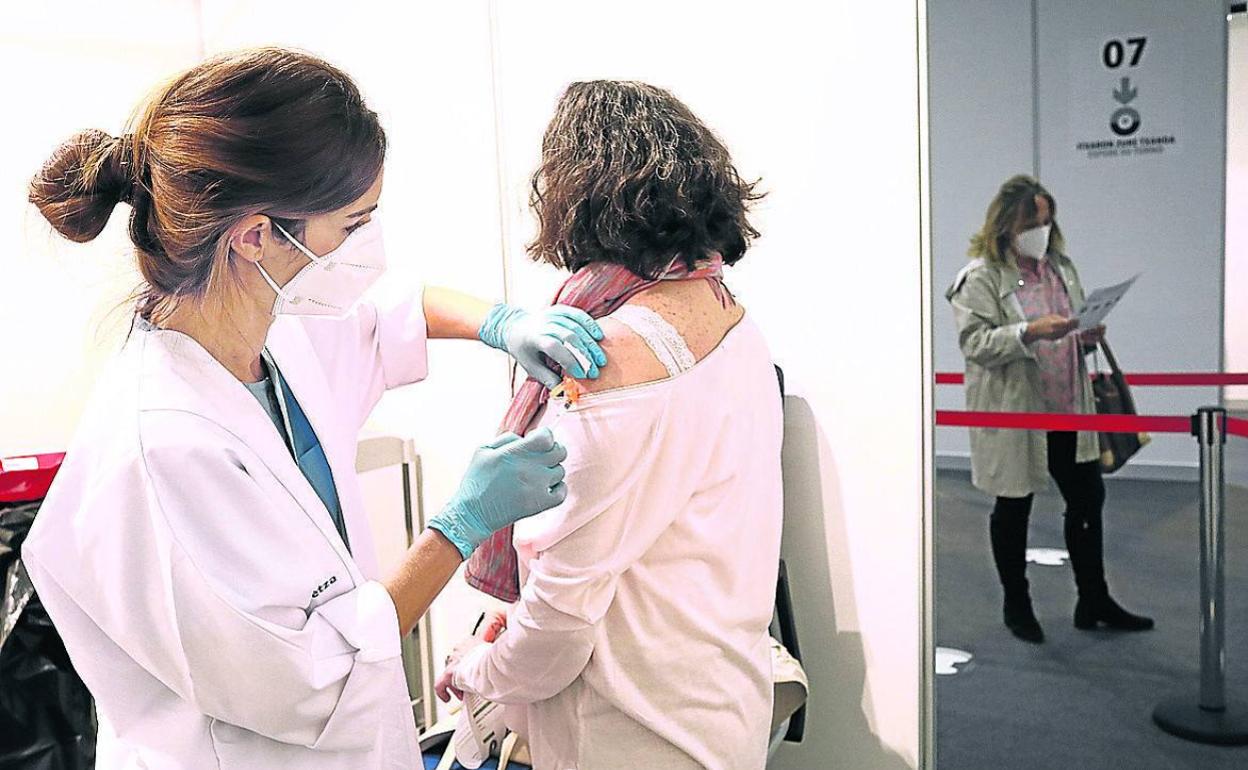 Una mujer recibe la vacuna contra el coronavirus. 