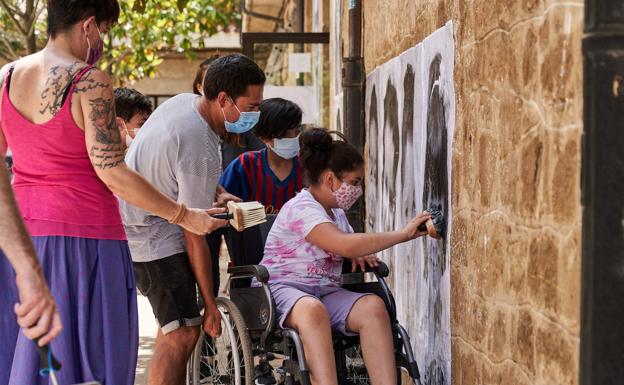 Imagen principal - Diversos momentos y lugares en el desarrolllo de la iniciativa del colegio público de Labastida.