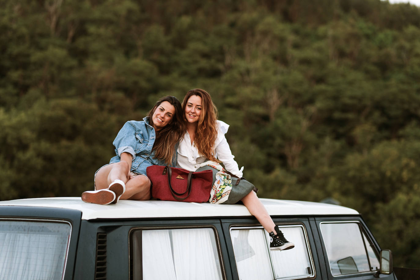 Fotos: Los bolsos que llevan tu nombre (literalmente) los crean una hija y su padre en su caserío de Urduliz