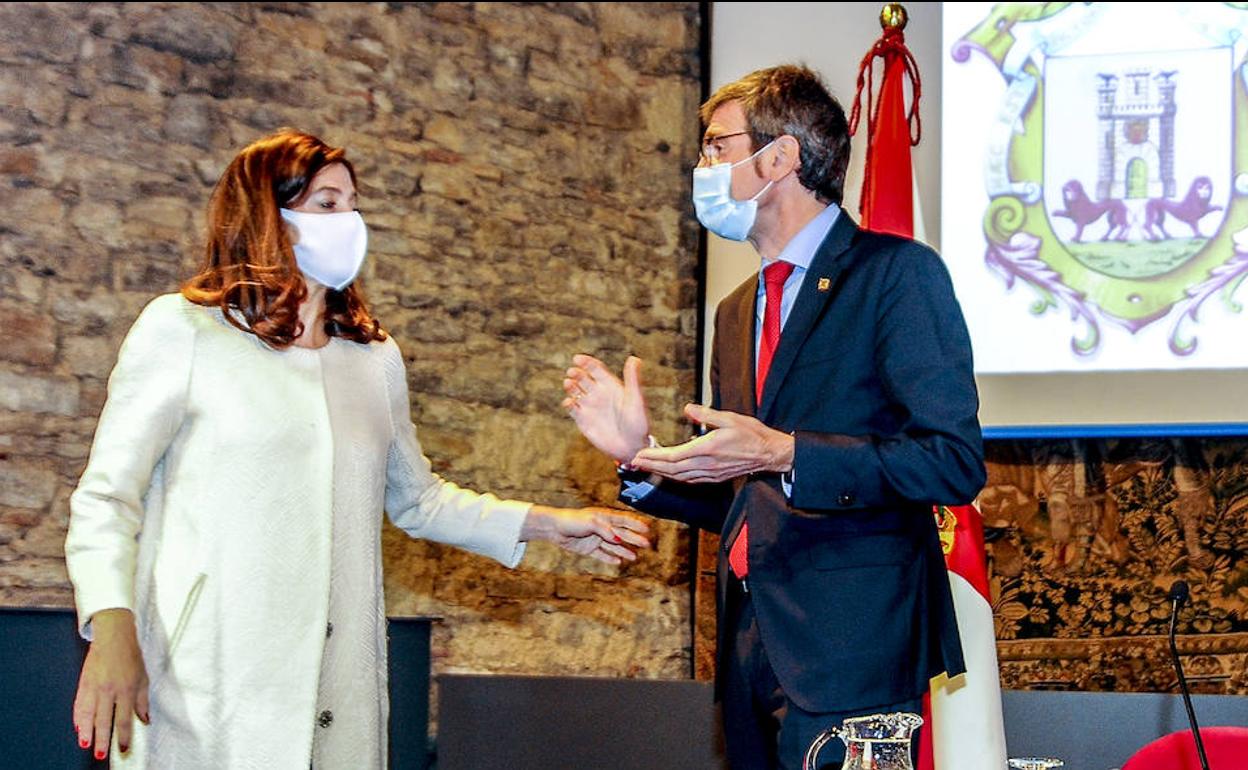 Gorka Urtaran conversa con la teniente de alcalde Maider Etxebarria antes de iniciarse el Debate General de Política Municipal.