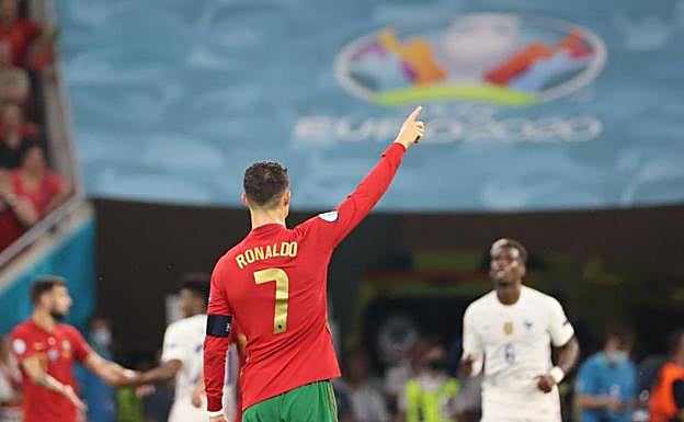 Cristiano Ronaldo celerba un gol. 