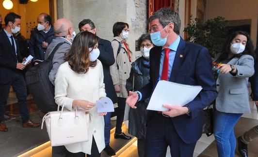 Maider Etxebarria habla con Gorka Urtaran tras la la primera sesión del pleno.