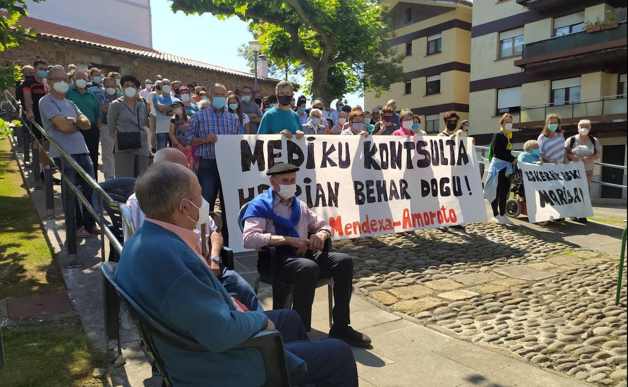 Los vecinos de Amoroto y Mendexa llevan distintos actos de protesta. E, C,