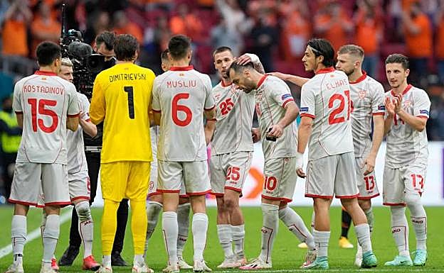 Los compañeros despiden y homenajean a Pandev. 