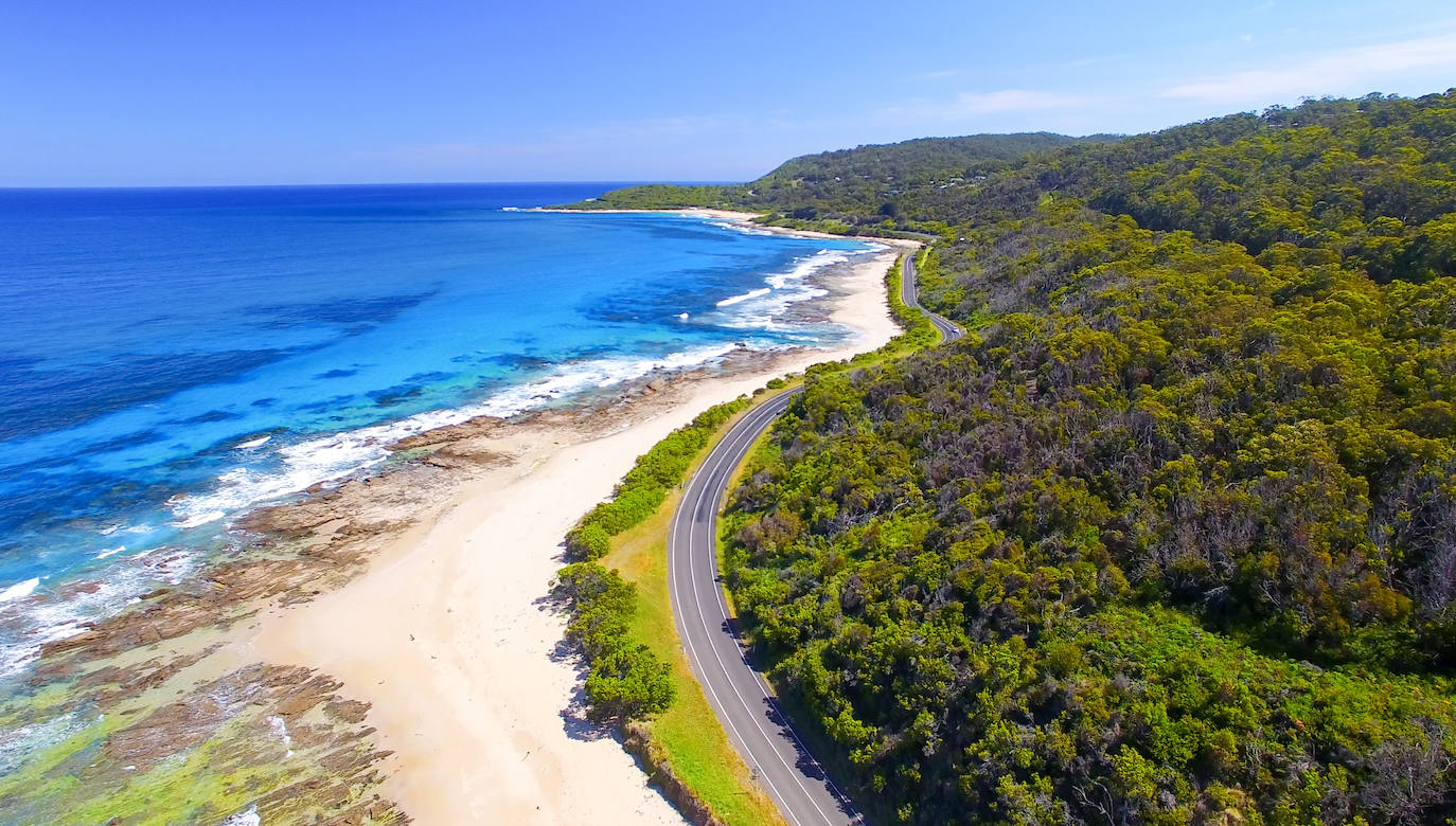 Great Ocean Road. 400 kilómetros de una carretera declarada como Patrimonio Mundial de la Humanidad. En el trayecto se puede disfrutar de algunos de los paisajes más increíbles de Australia como el arco de Londres, los 12 Apóstoles; playas imprescindibles para surfear como la de Bells; los parques Otway o Port Campbell y también de llanuras volcánicas. 