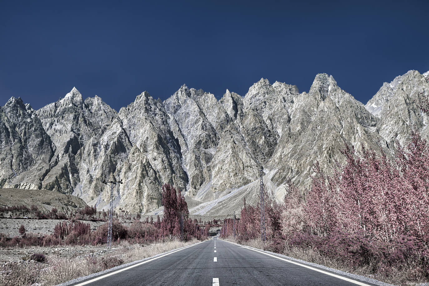 Ir por la carretera del Karakórum hará que nos sintamos como pequeñas hormigas motorizadas que transitan junto a imponentes glaciares, montañas como el K2 o valles como el de Hunza que bien merece una parada. Las mejores épocas para circular por ella son la primavera y el otoño. Así se evitan las nevadas y el monzón.