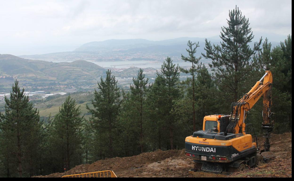 Excavadora trabajando en la ladera de Peña Pastores, para la instalación de la línea de alta tension Penagos-Güeñes.