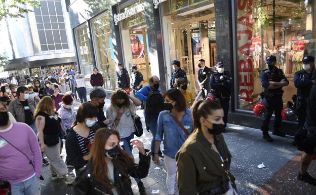 Las rebajas arrancan con una huelga y piquetes en la puerta de los comercios