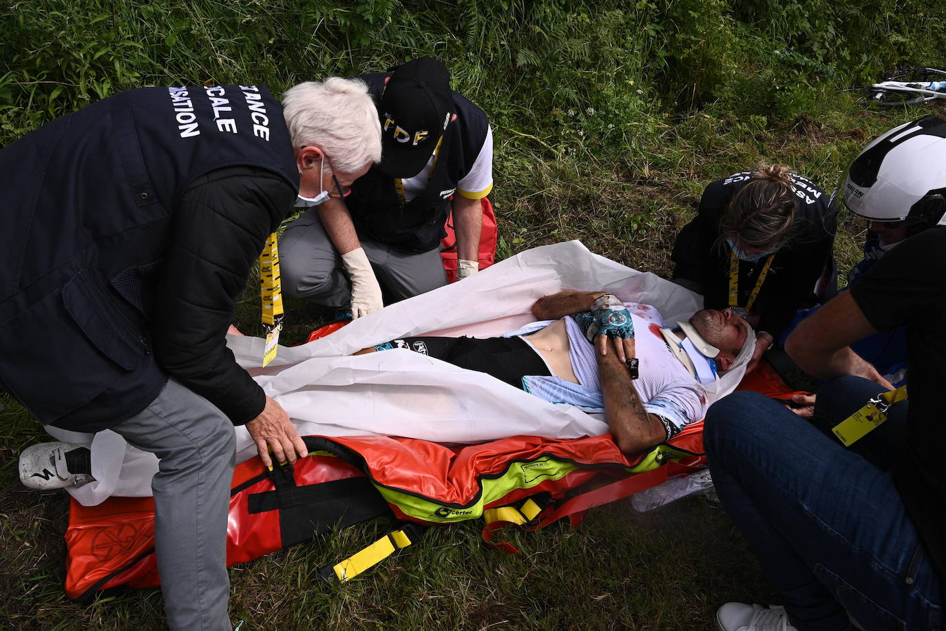 Fotos: Dos graves caídas, una provocada por una aficionada, protagonizan la primera etapa del Tour de Francia