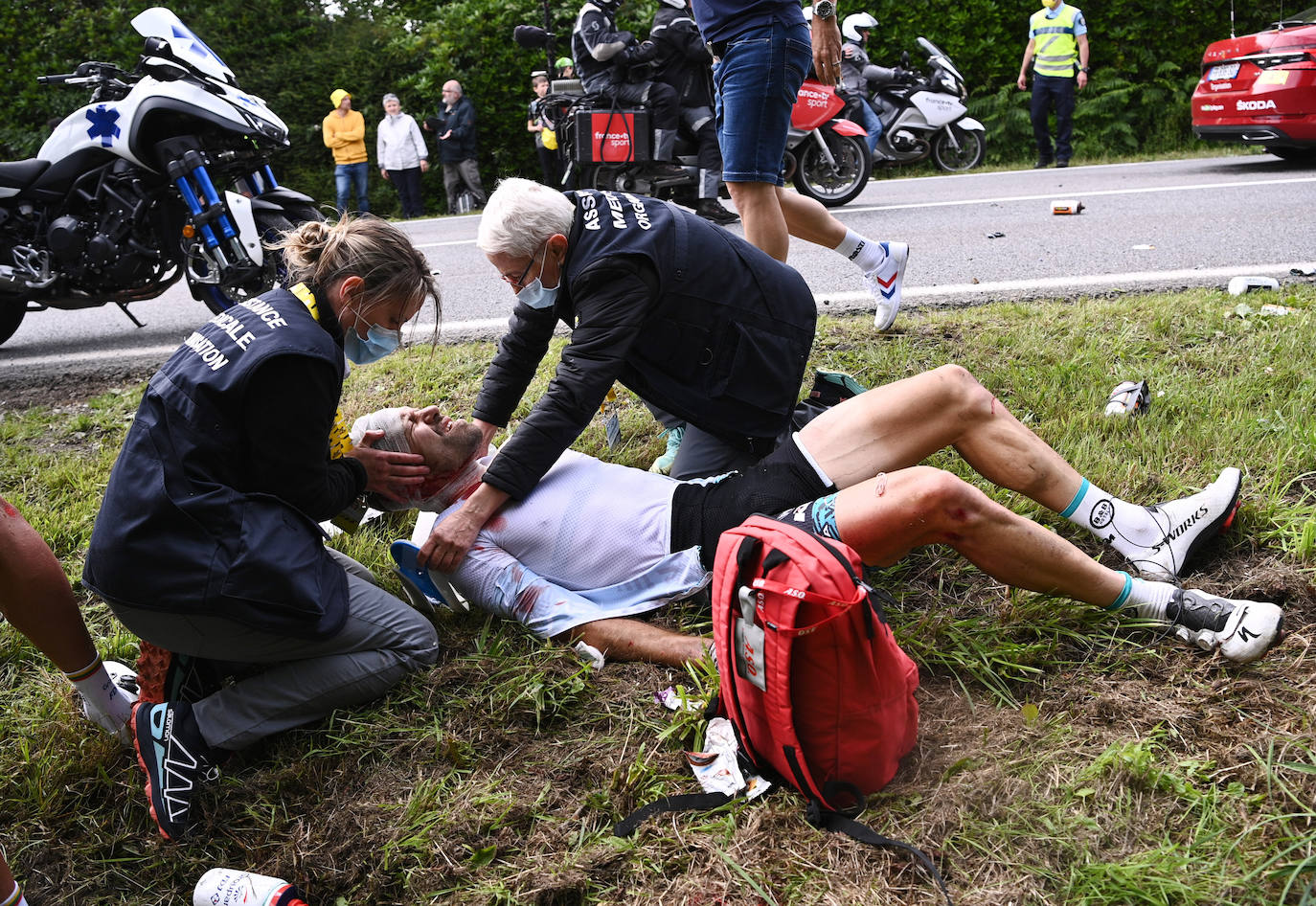 Fotos: Dos graves caídas, una provocada por una aficionada, protagonizan la primera etapa del Tour de Francia