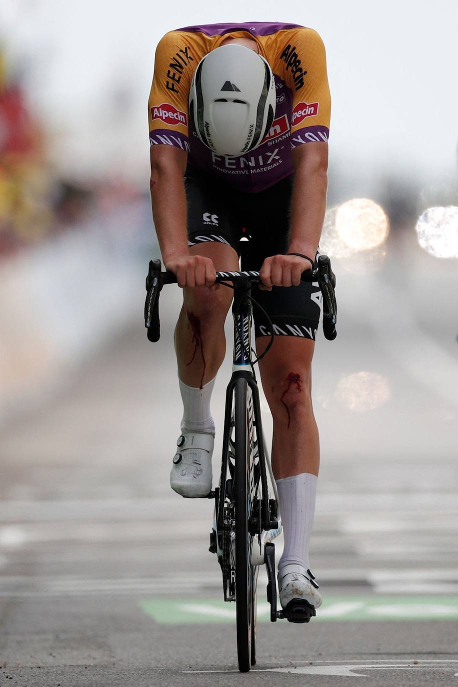 Fotos: Dos graves caídas, una provocada por una aficionada, protagonizan la primera etapa del Tour de Francia