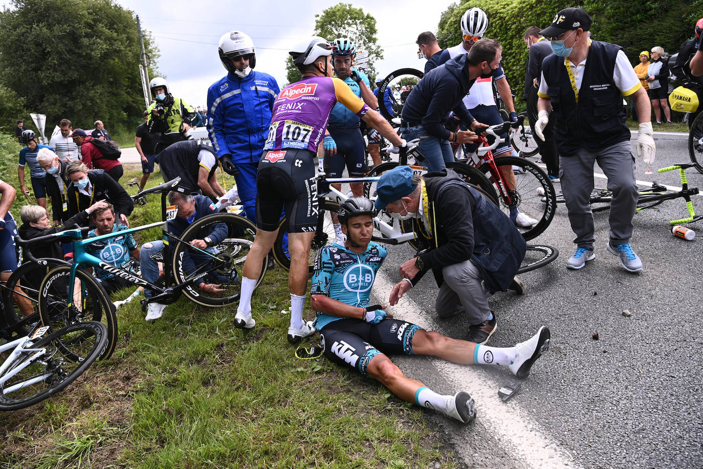 Fotos: Dos graves caídas, una provocada por una aficionada, protagonizan la primera etapa del Tour de Francia