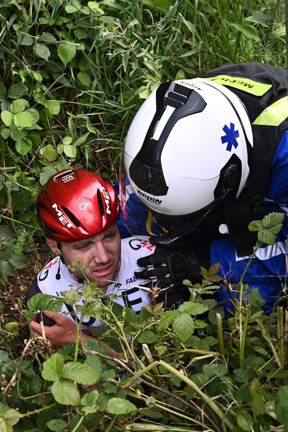 Fotos: Dos graves caídas, una provocada por una aficionada, protagonizan la primera etapa del Tour de Francia