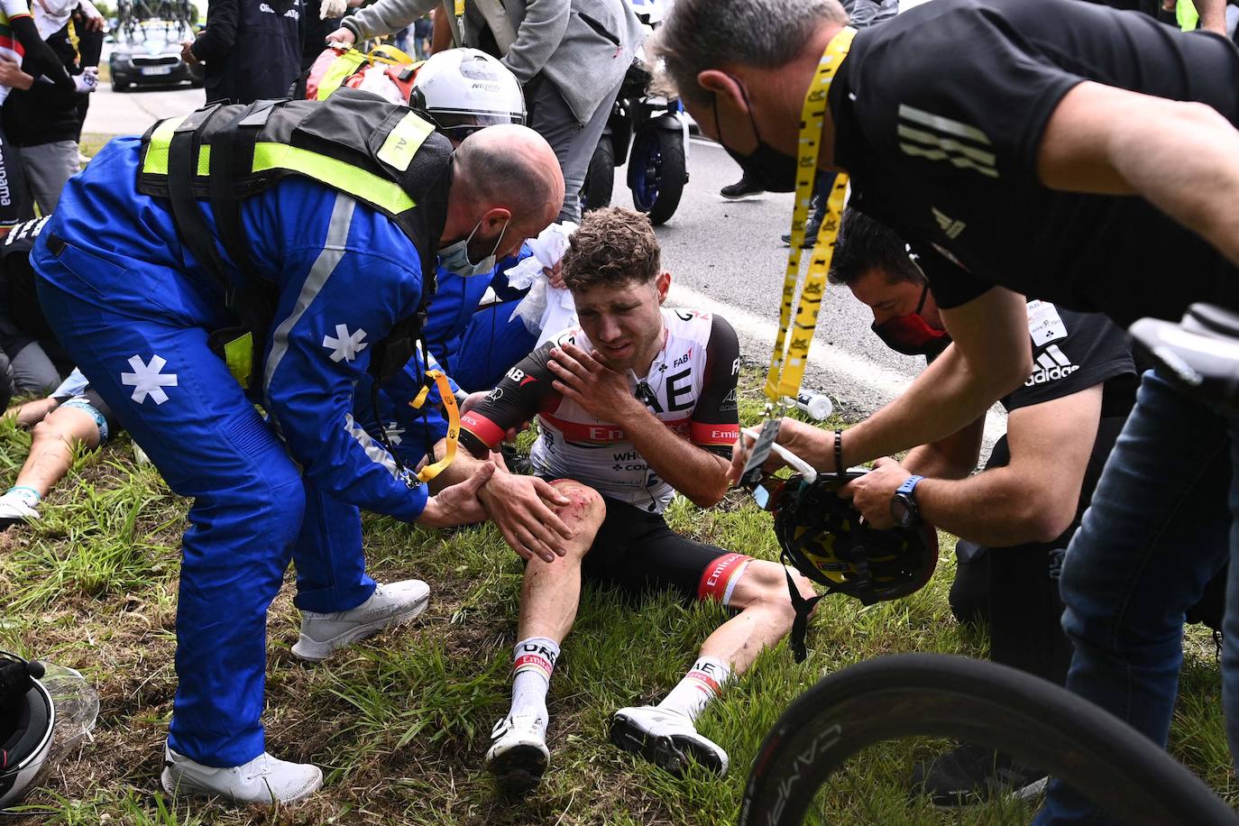 Fotos: Dos graves caídas, una provocada por una aficionada, protagonizan la primera etapa del Tour de Francia