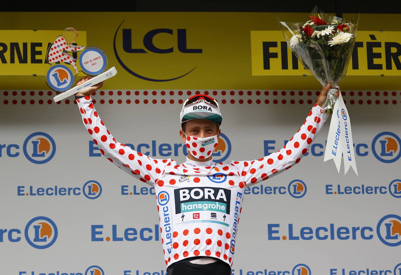 Fotos: Dos graves caídas, una provocada por una aficionada, protagonizan la primera etapa del Tour de Francia