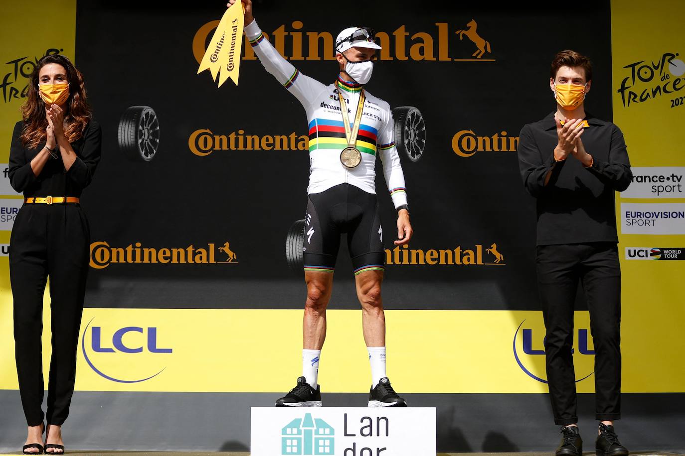 Fotos: Dos graves caídas, una provocada por una aficionada, protagonizan la primera etapa del Tour de Francia