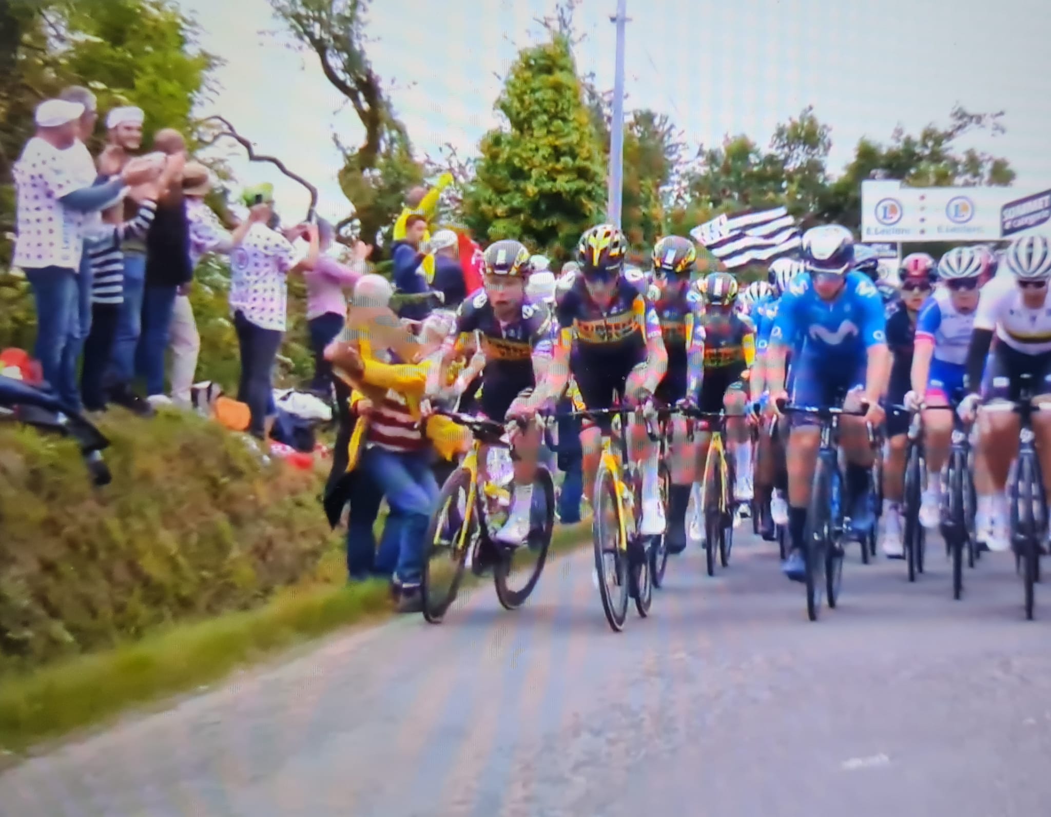 Fotos: Dos graves caídas, una provocada por una aficionada, protagonizan la primera etapa del Tour de Francia