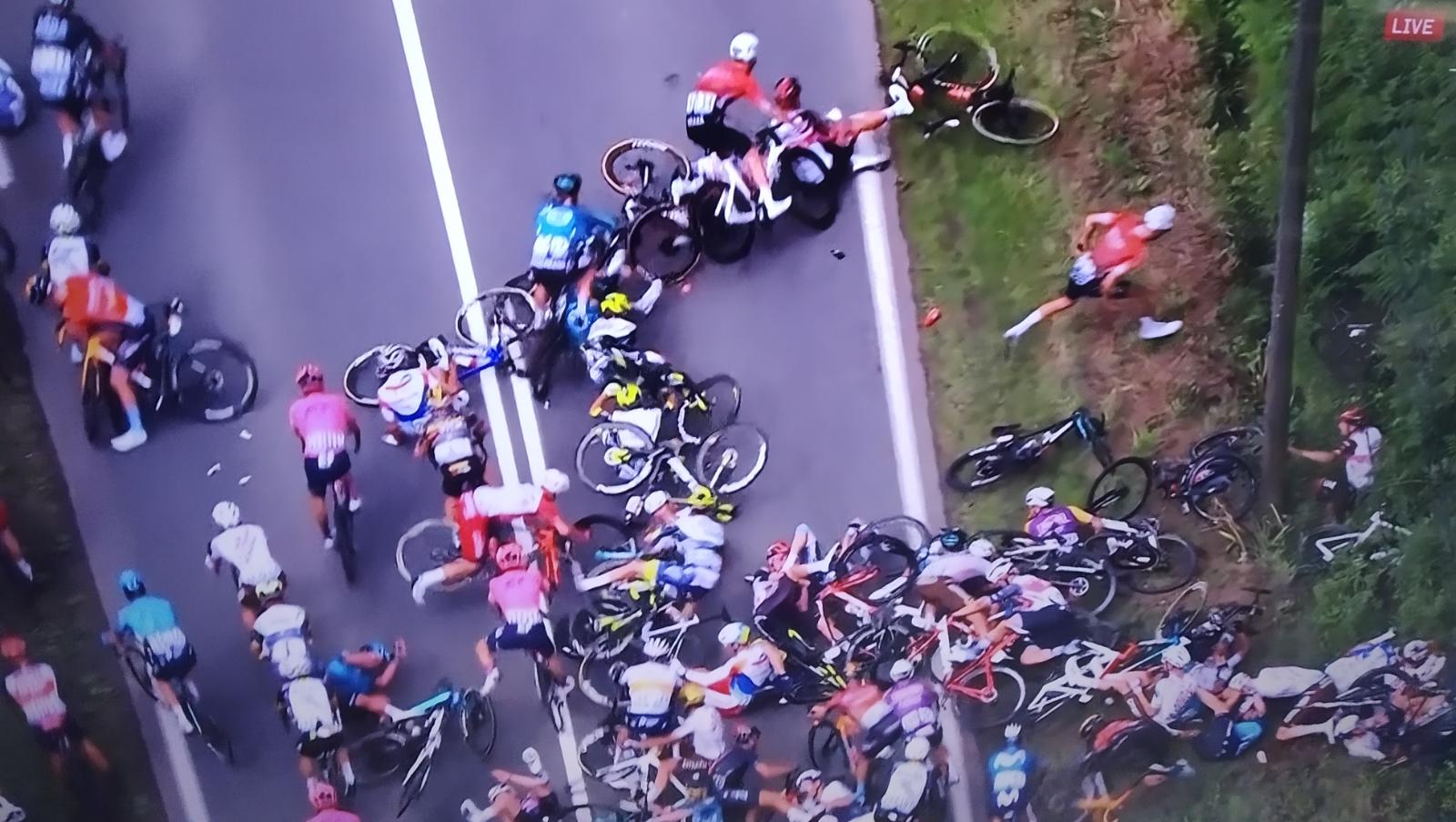 Fotos: Dos graves caídas, una provocada por una aficionada, protagonizan la primera etapa del Tour de Francia