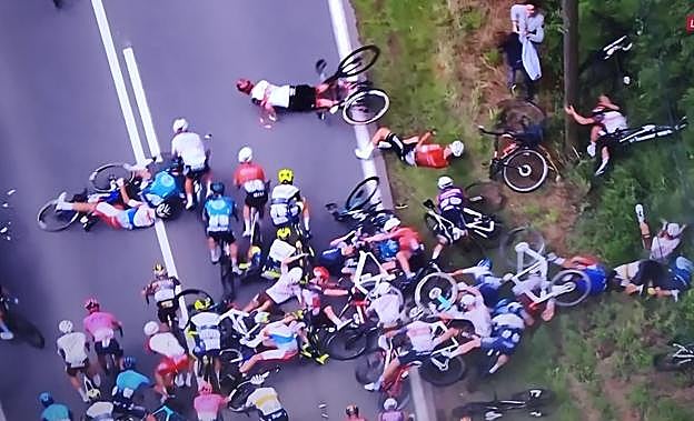 Imagen de la segunda caída a 7 km de meta.