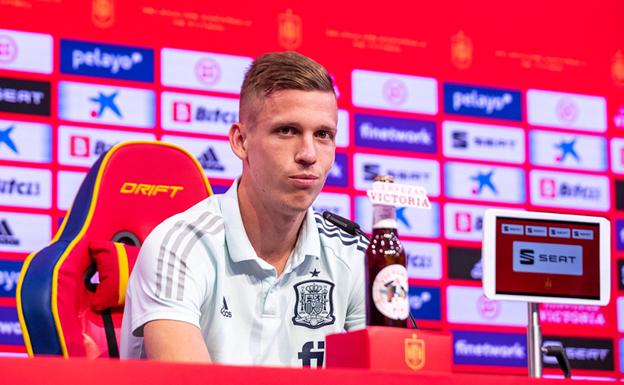 Dani Olmo, durante la rueda de prensa.