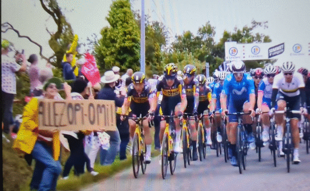Tour de Francia : Dos graves caídas, una provocada por una aficionada, llevan el caos al inicio del Tour