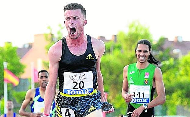 Carlos Mayo celebra su éxito en los 5.000 metros. 