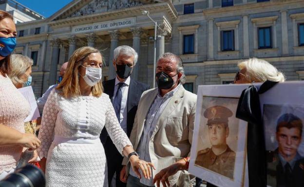 Ana Pastor saluda a miembros de asociones de víctimas que se manifestaban fuera del Congreso.