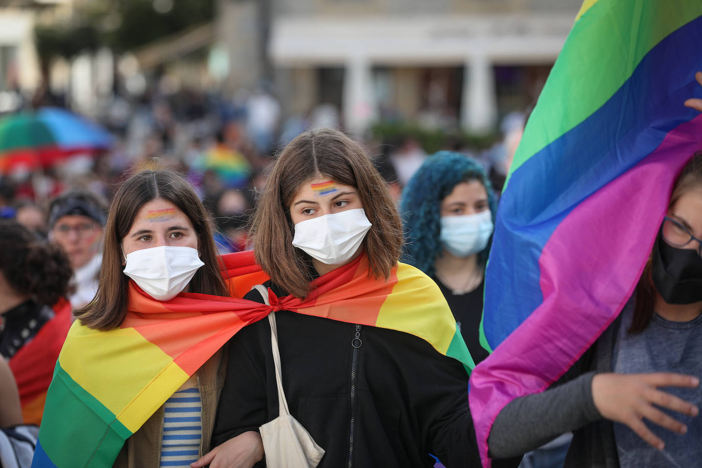 Fotos: Una multitudinaria manifestación recorre las calles de Vitoria en el día del orgullo LGTBI+