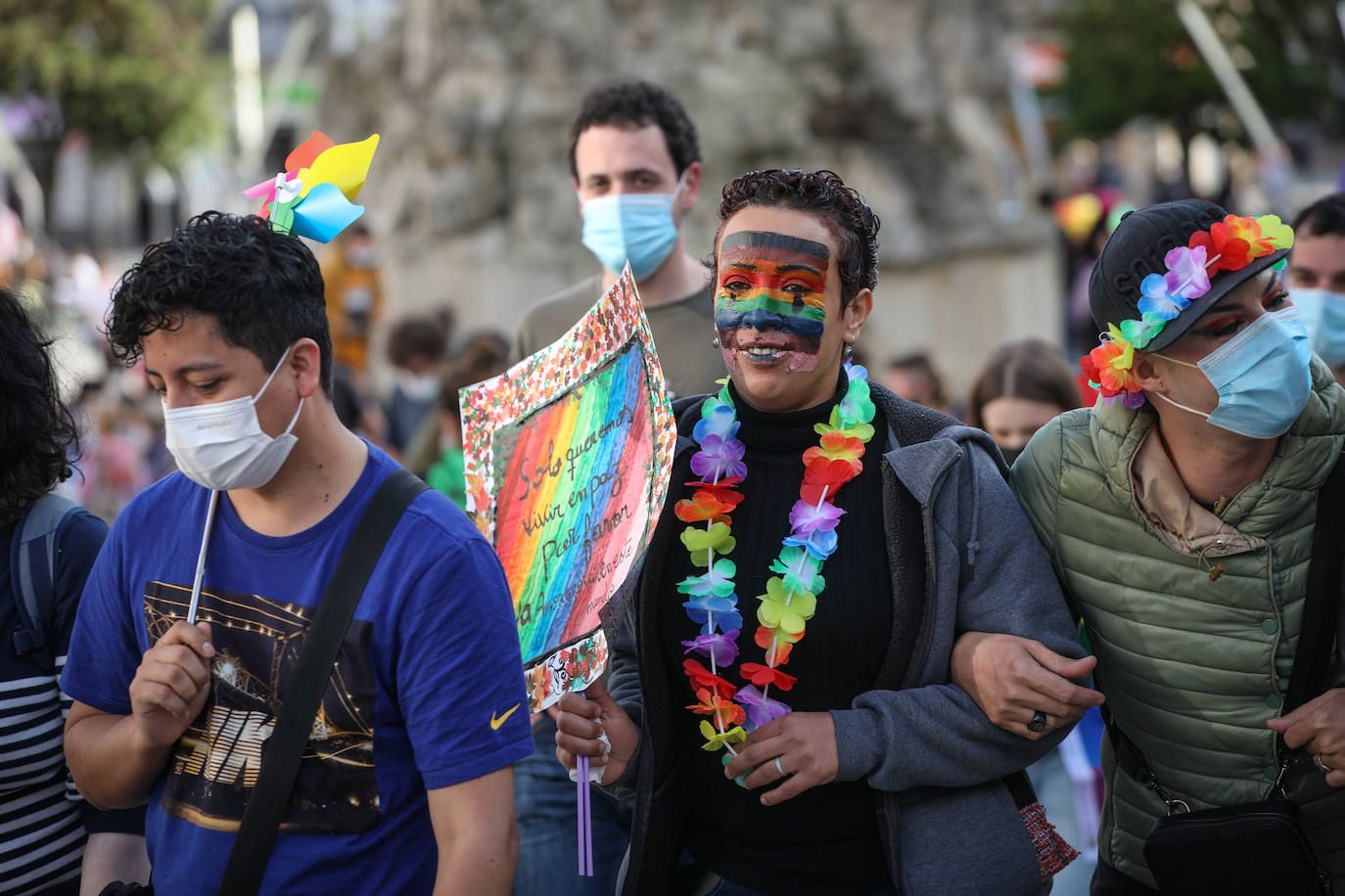 Fotos: Una multitudinaria manifestación recorre las calles de Vitoria en el día del orgullo LGTBI+