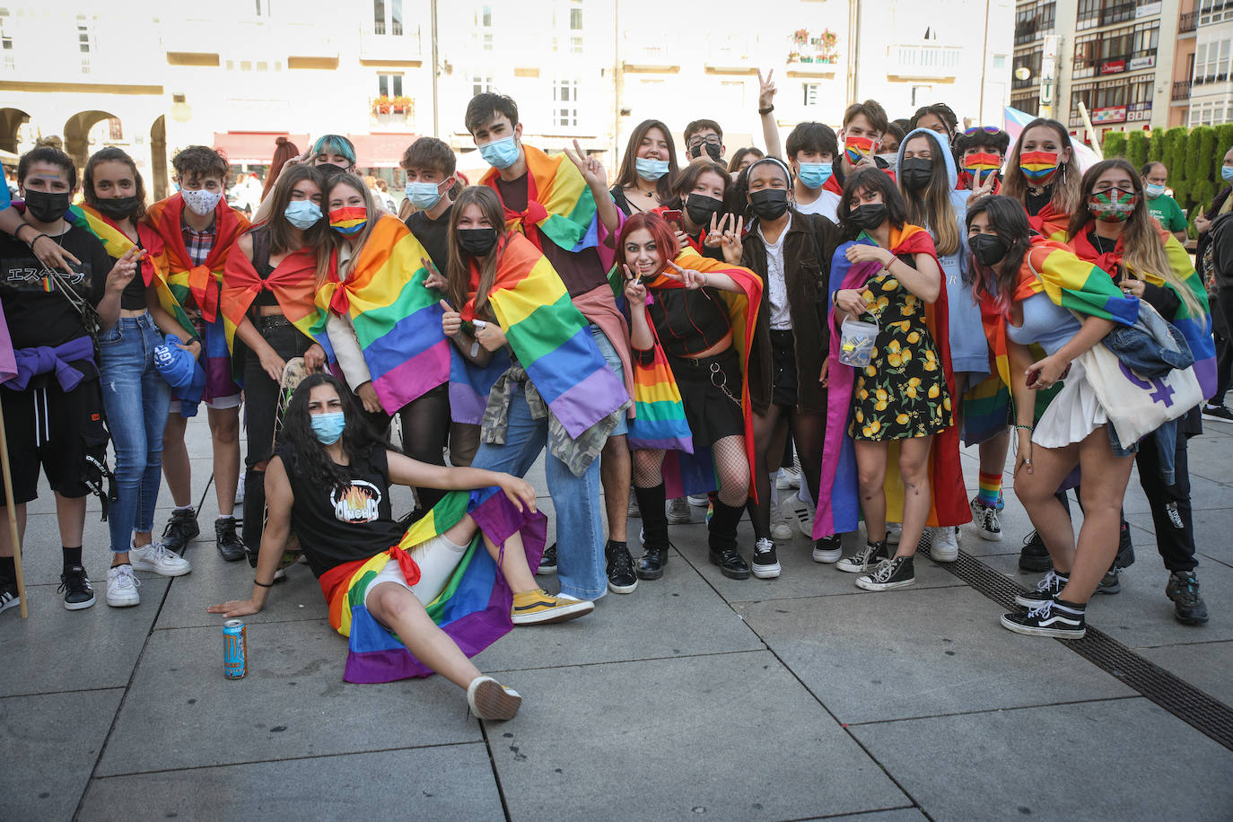 Fotos: Una multitudinaria manifestación recorre las calles de Vitoria en el día del orgullo LGTBI+