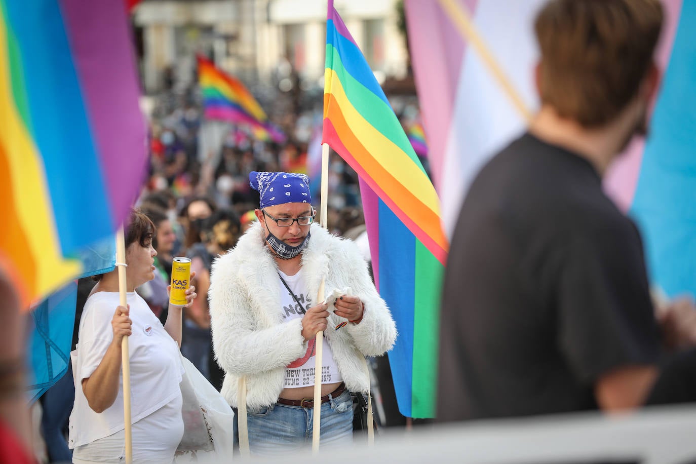 Fotos: Una multitudinaria manifestación recorre las calles de Vitoria en el día del orgullo LGTBI+