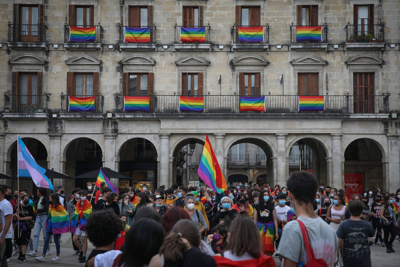 Fotos: Una multitudinaria manifestación recorre las calles de Vitoria en el día del orgullo LGTBI+