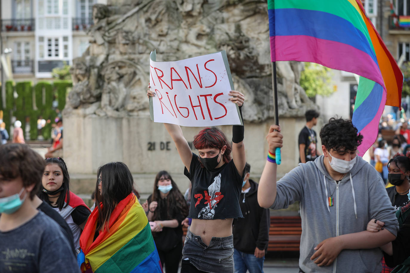 Fotos: Una multitudinaria manifestación recorre las calles de Vitoria en el día del orgullo LGTBI+