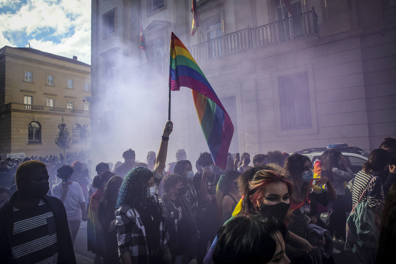 Fotos: Una multitudinaria manifestación recorre las calles de Vitoria en el día del orgullo LGTBI+