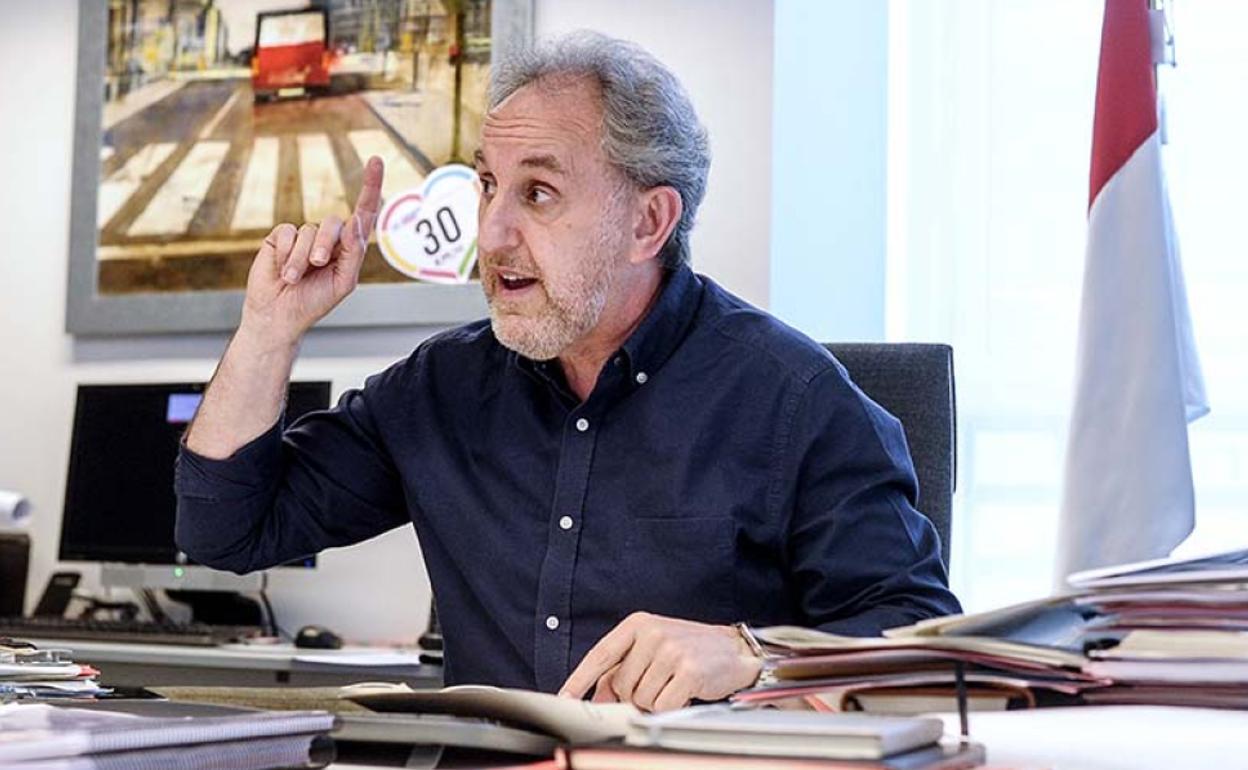 Alfonso Gil, el jueves en su despacho durante un momento de la entrevista. 