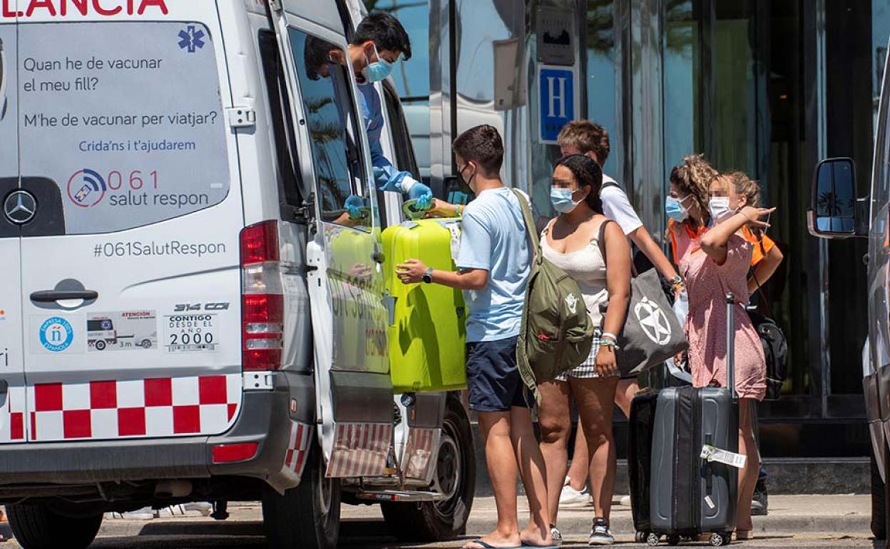 Estudiantes afectados por la situación con el macrobrote en Mallorca son trasladados al hotel Palma Bellver. 