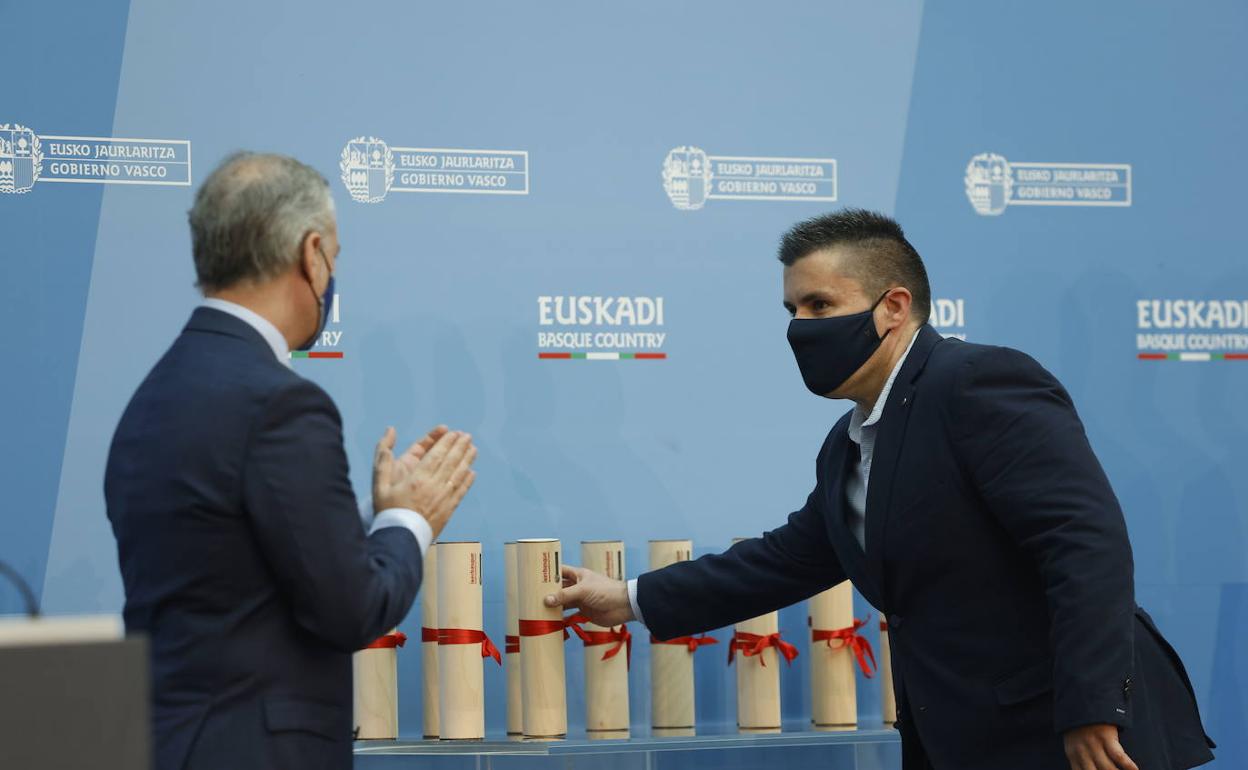 El lehendakari, Iñigo Urkullu, en un acto con el consejero de Educación, Jokin Bildarratz, que recoge unos diplomas.