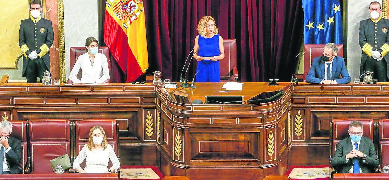 La presidenta del Congreso, Meritxell Batet, presidió el homenaje, al que asistieron, en calidad de miembros de la Mesa, los populares Ana Pastor y Adolfo Suárez. 