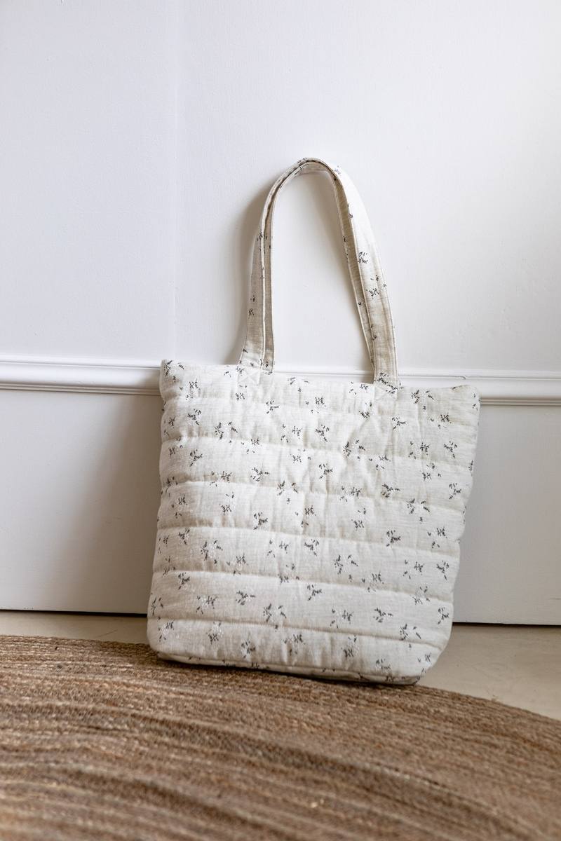 18. Bolso acolchado con estampado flores de la tienda Kilima, situada en la calle Ondarraburu número 1, en Bermeo. Cuesta 24,95 euros.