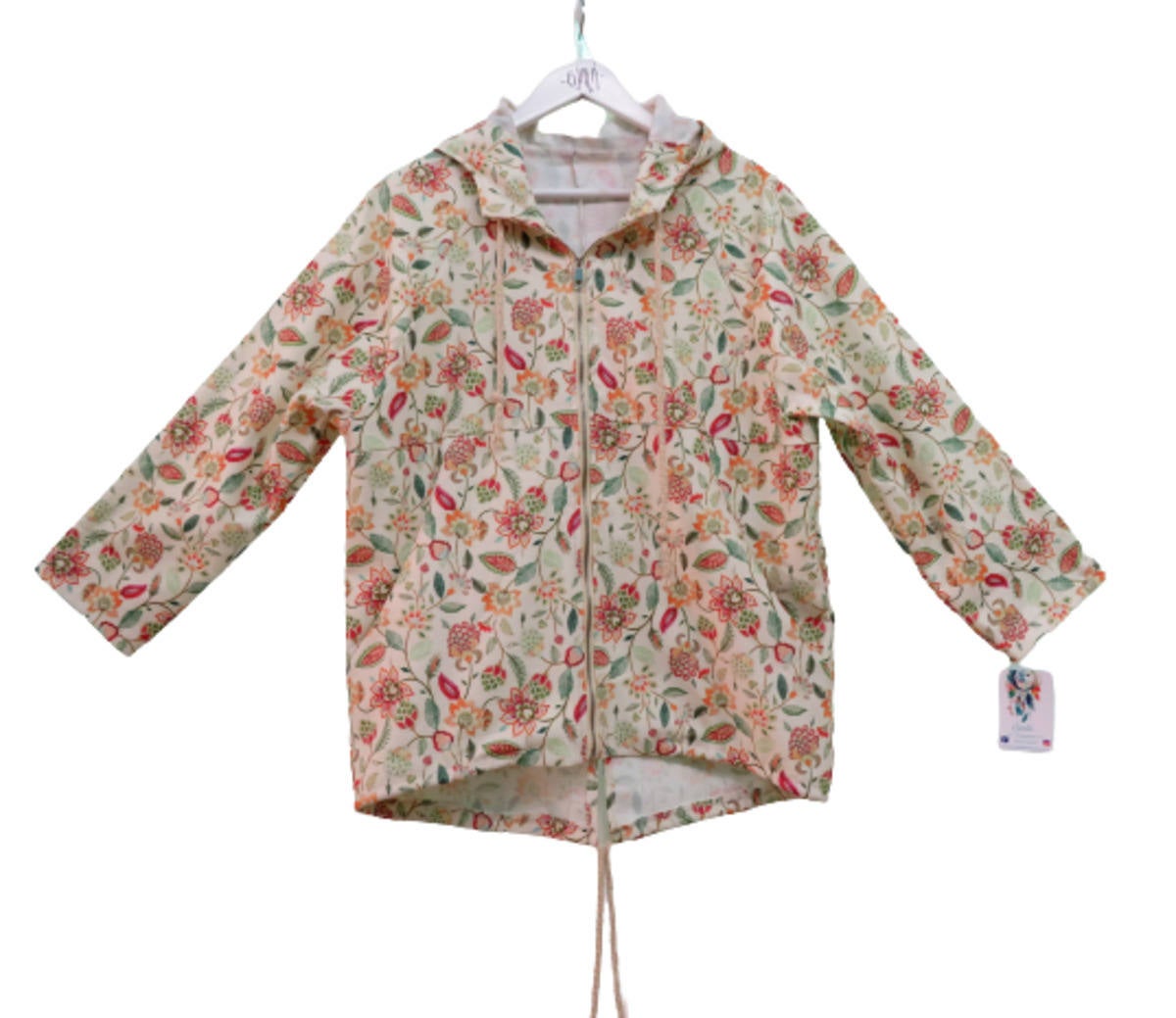 4. Parka estampada con el detalle del cordón en el bajo y gorro de la tienda Ojalá, situada en la calle Arteagabeitia número 17, en Barakaldo. Cuesta 35,90 euros. 