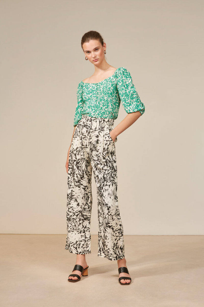 15. Pantalón de lino estampado de la 'boutique' Irabi, ubicada en la calle Dolariaga número 21 de Bermeo. Cuesta 139 euros.