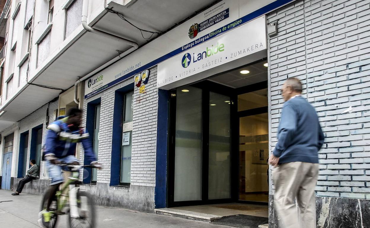 Oficina de Lanbide en la calle Zumaquera de Vitoria. 