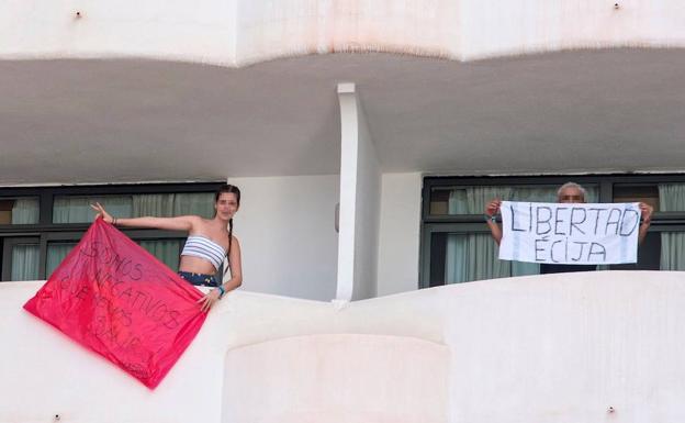 Los estudiantes confinados por el macrobote de Mallorca abandonan la isla