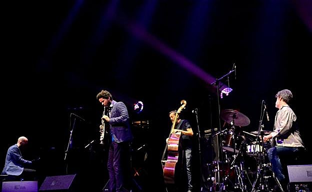 Ariel Brínguez ocupó el centro del tablado, delante del líder. 