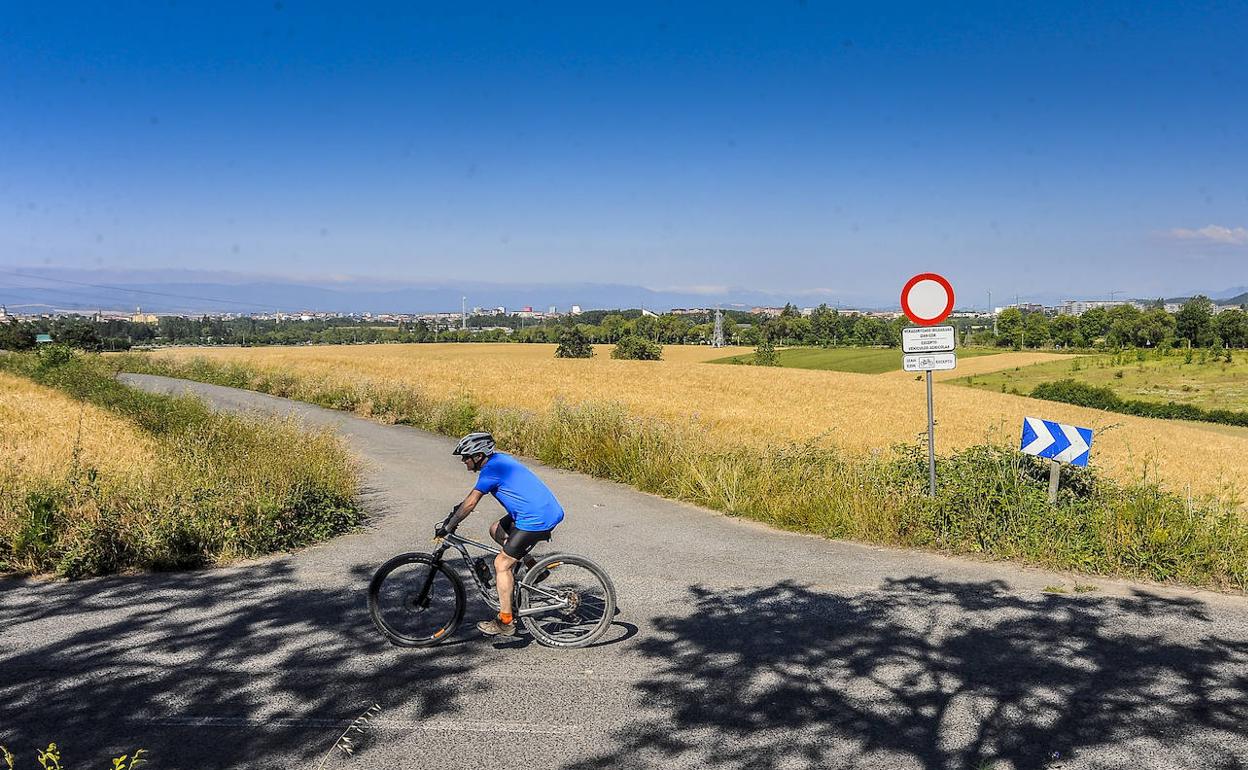 Un ciclista hace deporte en la zona donde se proyectan los chalés.