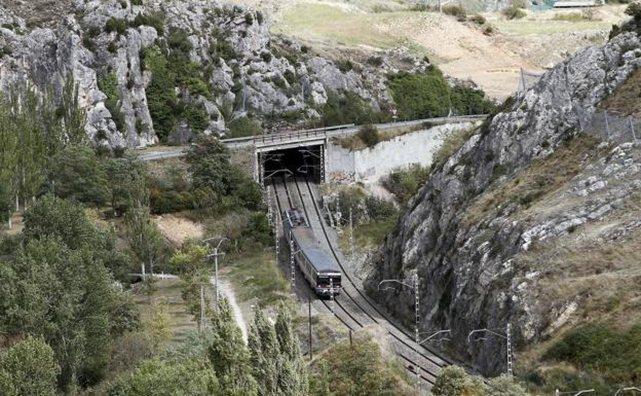 Un tren atraviesa Pancorbo, área por la que discurrirá el nuevo trazado.