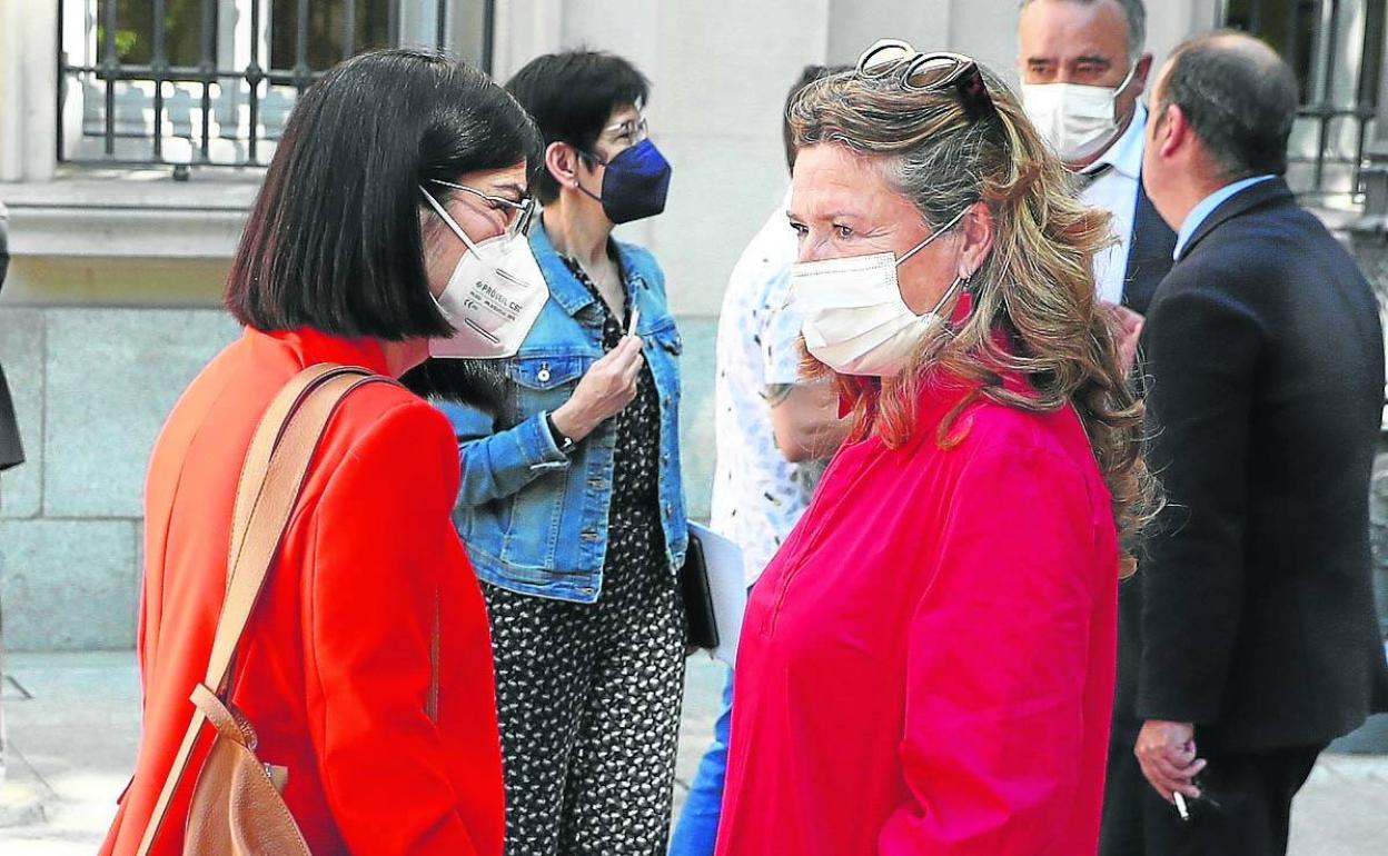 La ministra Darias y la consejera Sagardui charlan antes del inicio del Consejo Interterritorial. 